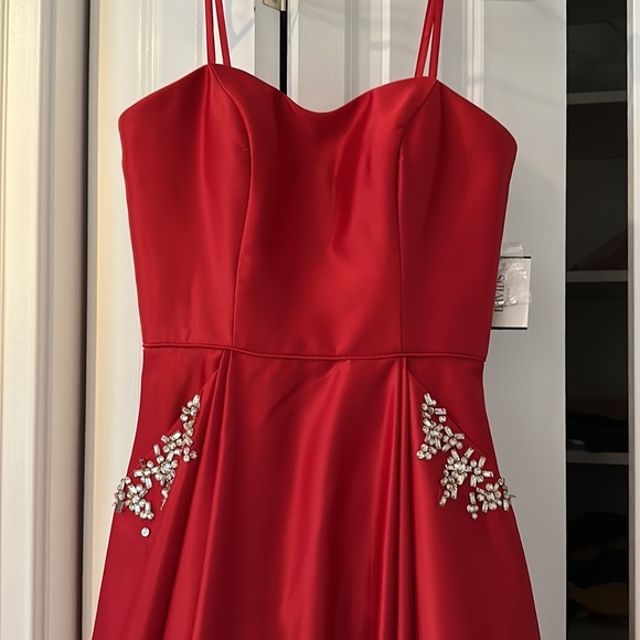 RED BEAUTIFUL PROM DRESS - Picture 2 of 5